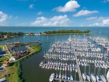 Zuiderzeemuseum, Compagnieshaven ve IJsselmeer ile hava manzarası. Hollanda 'nın Kuzey Hollanda eyaletinde Enkhuizen