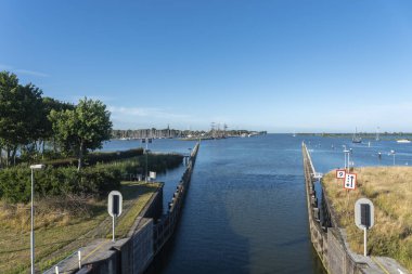 Krabbersgat kilidinden IJsselmeer görüntüsü, arka planda Krabbershaven var. Hollanda 'nın Kuzey Hollanda eyaletinde Enkhuizen