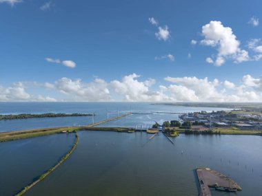 Krabbersgat 'ta rüzgar tarlası ve Markermeer' in görüş açısı. Hollanda 'nın Kuzey Hollanda eyaletinde Enkhuizen