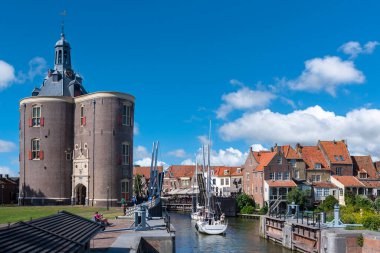 Enkhuizen 'deki şehir manzarası, eski savunma kulesi dromedaries ve eski limanın girişi. Hollanda 'nın Kuzey Hollanda Eyaleti