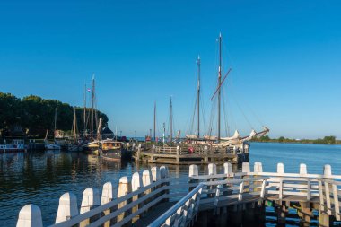 Enkhuizen yakınlarındaki Buitenhaven iskelesinde tarihi yelkenliler. Hollanda 'nın Kuzey Hollanda Eyaleti