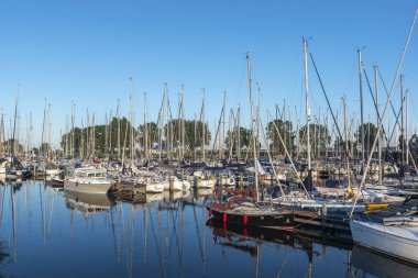 Enkhuizen, Krabbershaven 'da yelkenli tekneleri. Hollanda 'nın Kuzey Hollanda Eyaleti