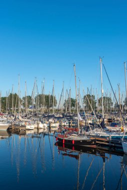 Enkhuizen, Krabbershaven 'da yelkenli tekneleri. Hollanda 'nın Kuzey Hollanda Eyaleti