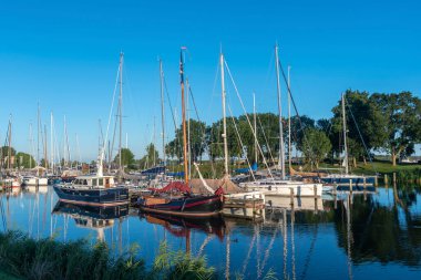 Enkhuizen, Krabbershaven 'da yelkenli tekneleri. Hollanda 'nın Kuzey Hollanda Eyaleti