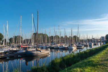 Enkhuizen, Krabbershaven 'da yelkenli tekneleri. Hollanda 'nın Kuzey Hollanda Eyaleti