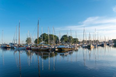 Enkhuizen, Krabbershaven 'da yelkenli tekneleri. Hollanda 'nın Kuzey Hollanda Eyaleti