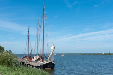 Enkhuize 'nin önündeki rıhtımda geleneksel yelkenli gemileri. Hollanda 'nın Kuzey Hollanda Eyaleti