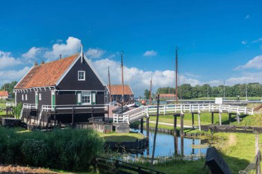 Zuiderzeemuseum 'daki tarihi balıkçıların evleriyle uyumlu. Hollanda 'nın Kuzey Hollanda eyaletinde Enkhuizen