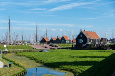 Zuiderzeemuseum 'daki tarihi balıkçıların evleriyle uyumlu. Hollanda 'nın Kuzey Hollanda eyaletinde Enkhuizen