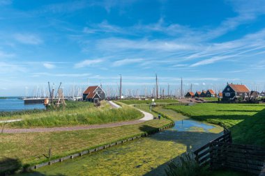 Zuiderzeemuseum 'daki tarihi balıkçıların evleriyle uyumlu. Hollanda 'nın Kuzey Hollanda eyaletinde Enkhuizen