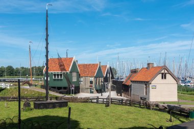 Zuiderzeemuseum 'daki tarihi balıkçıların evleriyle uyumlu. Hollanda 'nın Kuzey Hollanda eyaletinde Enkhuizen