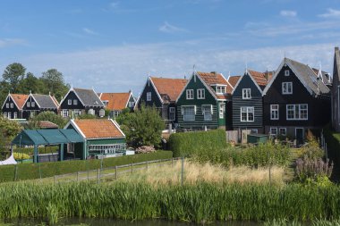 Marken Adası 'ndaki Havenbuurt' ta tarihi köy manzarası. Hollanda 'nın Kuzey Hollanda Eyaleti