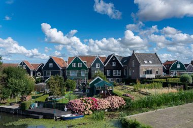 Marken Adası 'ndaki Havenbuurt' ta tarihi köy manzarası. Hollanda 'nın Kuzey Hollanda Eyaleti