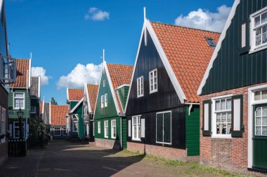 Marken adasındaki Kerkbuurt caddesindeki karakteristik köy manzarası. Hollanda 'nın Kuzey Hollanda Eyaleti
