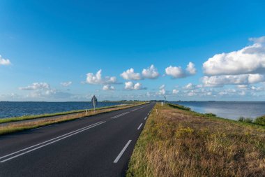 Zeedijk 'e bak, Marken adasına giriş yolu. Hollanda 'nın Kuzey Hollanda Eyaleti