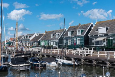 Marken Adası 'ndaki Havenbuurt' ta tarihi köy manzarası. Hollanda 'nın Kuzey Hollanda Eyaleti