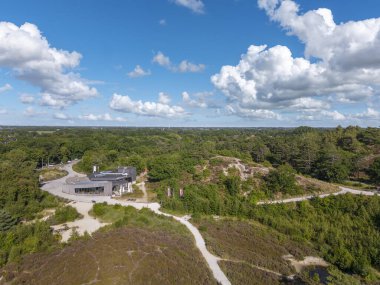 Okul yakınlarındaki Schoorlser Dunes doğa rezervindeki Buitencentrum 'un havadan görünüşü. Hollanda 'nın Kuzey Hollanda Eyaleti