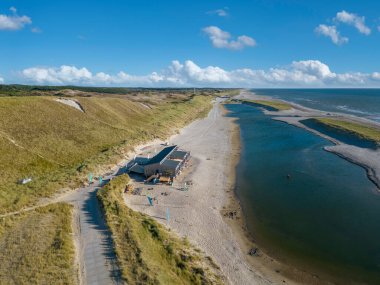 Schoorl sahilindeki göl manzaralı Camperduin. Hollanda 'nın Kuzey Hollanda Eyaleti