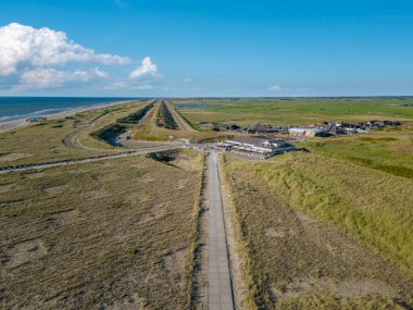 Okul 'un kum tepelerine bakan hava manzarası, Camperduin. Hollanda 'nın Kuzey Hollanda Eyaleti