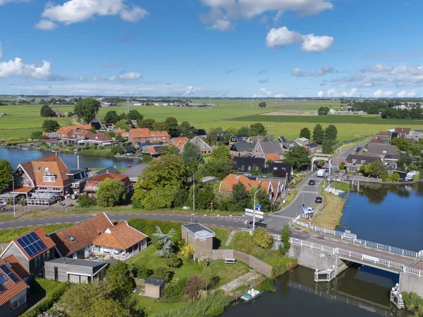 Ursem 'deki hava manzarası Huygendijk ve Drechterlandsedijk hendeklerine bakıyor. Hollanda 'nın Kuzey Hollanda Eyaleti