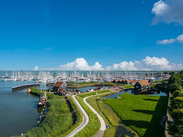 Zuiderzeemuseum CompagnieshavenとIjsselmeerとの空中ビュー オランダの北オランダのEnkhuizen州 — ストック写真