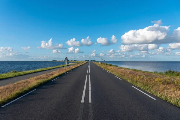 Zeedijk 'e bak, Marken adasına giriş yolu. Hollanda 'nın Kuzey Hollanda Eyaleti