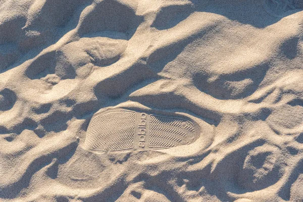 Voetafdrukken Het Zand Met Het Adidas Merk Logo — Stockfoto