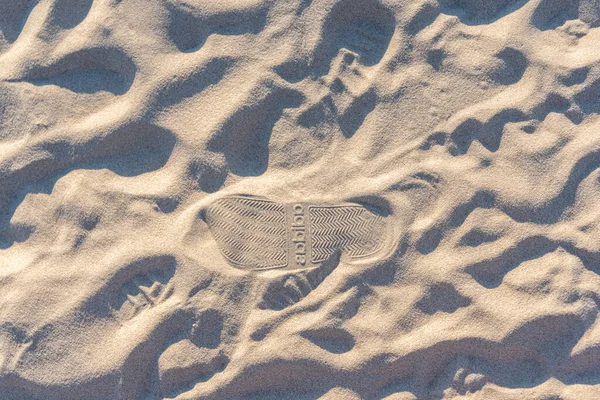 Impronte Nella Sabbia Con Logo Del Marchio Adidas — Foto Stock