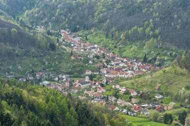 Flemingen yakınlarındaki Neu Scharfeneck kalesinden Ramberg kasabasının manzarası. Almanya 'da Rhineland-Palatinate ili