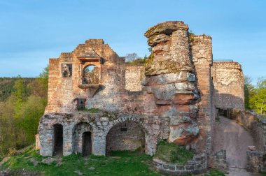 Palatinate Orman Parkı 'ndaki Neuscharfeneck Kalesi' nin kalıntılarına bakın. Flemingen Almanya 'da Rhineland-Palatinate
