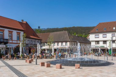 Bad Bergzabern 'de çeşmeli ve restoranlı kasaba meydanı. Almanya 'nın Rhineland-Palatinate eyaletindeki Pfalz bölgesi