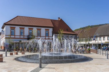 Bad Bergzabern 'de çeşmeli ve restoranlı kasaba meydanı. Almanya 'nın Rhineland-Palatinate eyaletindeki Pfalz bölgesi