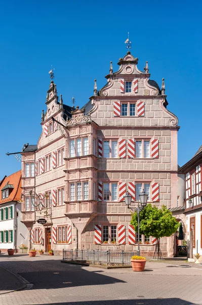 歴史的なルネサンス様式のファサードを持つレストランZum Engel Bad Bergzabern 地域ドイツのラインラント プファルツ州の連邦州におけるパラチネート — ストック写真
