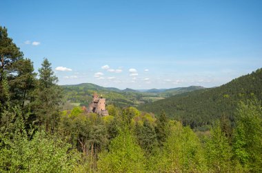 Berwartstein Şatosu Erlenbach yakınlarındaki Palatinate Orman Doğa Parkı 'nda. Almanya 'da Rhineland-Palatinate Bölgesi