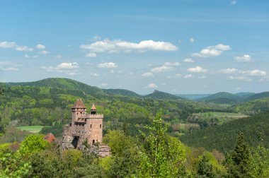 Berwartstein Şatosu Erlenbach yakınlarındaki Palatinate Orman Doğa Parkı 'nda. Almanya 'da Rhineland-Palatinate Bölgesi