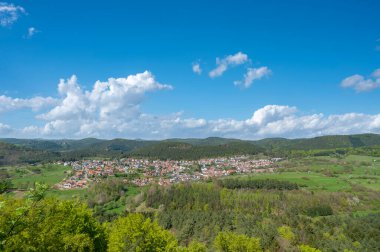 Drachenfels şatosundan Busenberg kasabası ve Palatinate Orman Doğa Parkı 'nın manzarası görülebilir. Almanya 'da federal Rhineland-Palatinate eyaletinde Palatinate Bölgesi