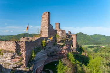 Altdahn Şatosu Massif, Grafendahn Kalesi 'nden Dahn yakınlarındaki Altdahn Kalesi' nin kalıntılarına kadar olan manzara burada. Almanya 'da federal Rhineland-Palatinate eyaletinde Palatinate Bölgesi