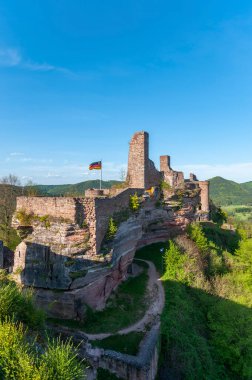 Altdahn Şatosu Massif, Grafendahn Kalesi 'nden Dahn yakınlarındaki Altdahn Kalesi' nin kalıntılarına kadar olan manzara burada. Almanya 'da federal Rhineland-Palatinate eyaletinde Palatinate Bölgesi