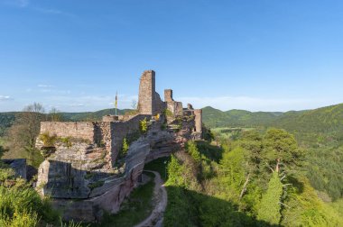 Altdahn Şatosu Massif, Grafendahn Kalesi 'nden Dahn yakınlarındaki Altdahn Kalesi' nin kalıntılarına kadar olan manzara burada. Almanya 'da federal Rhineland-Palatinate eyaletinde Palatinate Bölgesi