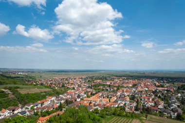 Wachenheim manzarası ve Wachtenburg Kalesi harabelerinden Yukarı Ren Ovası. Almanya 'da federal Rhineland-Palatinate eyaletinde Palatinate Bölgesi