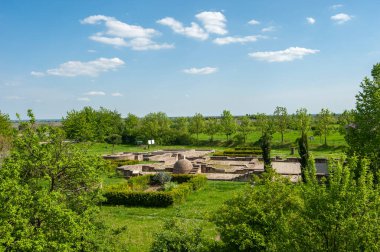 Wachenheim 'daki eski Villa Rustica malikanesinin yeniden inşa edilmiş temel duvarları. Almanya 'da federal Rhineland-Palatinate eyaletinde Palatinate Bölgesi