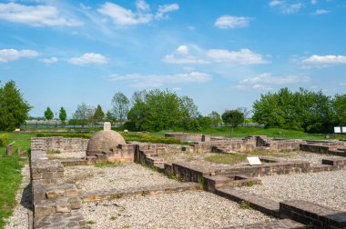 Wachenheim 'daki eski Villa Rustica malikanesinin yeniden inşa edilmiş temel duvarları. Almanya 'da federal Rhineland-Palatinate eyaletinde Palatinate Bölgesi