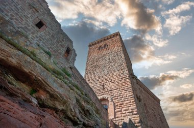 Annweiler am Trifels yakınlarındaki Trifels kalesine bakın. Almanya 'da federal Rhineland-Palatinate eyaletinde Palatinate Bölgesi