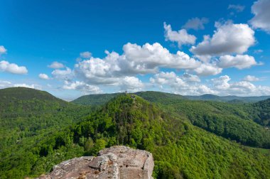 Annweiler yakınlarındaki Trifels Kalesi 'nden Palatinate Ormanı' nın üzerindeki Anebos ve Scharfenberg şatosunun kalıntıları. Almanya 'da federal Rhineland-Palatinate eyaletinde Palatinate Bölgesi