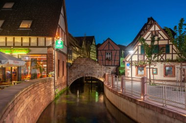 Annweiler, Almanya - 27 Ağustos 2021: Annweiler 'daki Schipkapass' ta Queich nehri ve Almanya 'nın Rhineland-Palatinate eyaletindeki eski kasaba duvarının kalıntıları