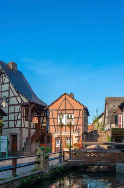 Annweiler, Almanya - 27 Ağustos 2021: Annweiler 'daki Schipkapass' ta Queich nehri ve Almanya 'nın Rhineland-Palatinate eyaletindeki eski kasaba duvarının kalıntıları