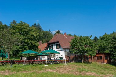 Annweiler, Almanya - 27 Ağustos 2021: Annweiler ormanlarının Annweiler am Trifels yakınlarındaki evinin görüntüsü. Almanya 'da federal Rhineland-Palatinate eyaletinde Palatinate Bölgesi