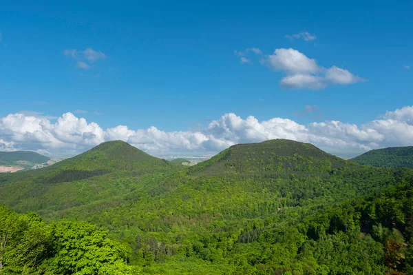 Annweiler am Trifels yakınlarındaki Trifels Kalesi 'nden Palatinate Ormanı' nın üstünde arka planda Yukarı Ren Ovası 'nın olduğu görüntü. Almanya 'da federal Rhineland-Palatinate eyaletinde Palatinate Bölgesi