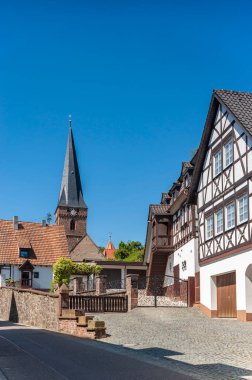 Dorrenbach 'taki güçlendirilmiş kilisenin kulesiyle yarı ahşap bir grup. Almanya 'da federal Rhineland-Palatinate eyaletinde Palatinate Bölgesi