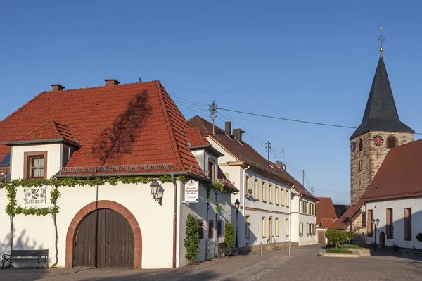 オベルトターバッハの市庁舎と福音教会 地域ドイツのラインラント プファルツ州の連邦州におけるパラチネート — ストック写真